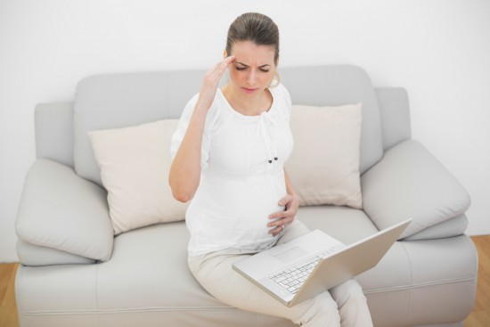 Đau đầu trong thai kỳ có thể liên quan đến chứng tiền sản giật. (Ảnh minh họa)