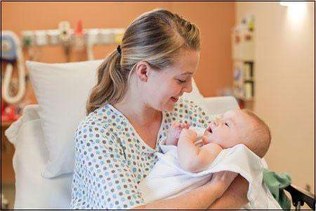 Chăm sóc trẻ trong tháng đầu, lưu ý khi chăm sóc trẻ trong tháng đầu, Tắm cho trẻ sơ sinh, nâng đỡ và âu yếm trẻ sơ sinh, Vệ sinh cho trẻ sơ sinh, giấc ngủ của trẻ sơ sinh, cho trẻ sơ sinh bú, thay tã cho trẻ sơ sinh